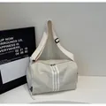 Dettaglio della borsa toast bianco avorio con tre strisce e tracolla regolabile - Bianco Sporco