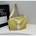Dettaglio della borsa a tracolla gialla a righe in nylon leggero con tracolla larga - Giallo