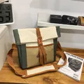 Umhängetasche aus Segeltuch in Creme und Olivgrün mit orangefarbenem Verschluss - Schultertasche / Grün