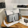 Minimalistische graue Nylon Umhängetasche wasserdicht mit Schnallenverschluss und Polster - Schultertasche / Grau