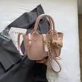 Bolso de cubo rosa con grabado de cocodrilo, colgante de oso y pañuelo decorativo - Rosa