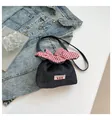 Süße Mini-Denim-Umhängetasche mit rotem Gingham-Kordelzug und Yes Honey Erdbeer-Aufnäher - Schwarz