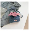 Blaue Denim Umhängetasche mit rot-weiß karierter Blumenklappe und Erdbeer-Etikett - Blau