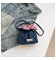 Mini-Umhängetasche aus Jeansstoff mit rot-weißer Karoschleife und Erdbeerdruck - Dunkelblau