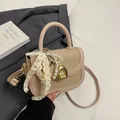 Beigefarbene Satteltasche mit Strohklappe, Perlenkette und Spitzen-Schleife - Mit Anhänger / Khaki
