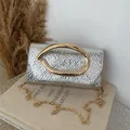 Chique zilveren crossbodytas van slangenleer met een groot gouden ovaal handvat - Zilver