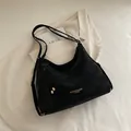 Minimalistische große schwarze Ledertasche mit Goldschrift und verstellbarem Schultergurt - Ohne Anhänger / Schwarz