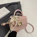 Rosafarbene Satteltasche mit Webstruktur, Perlenspitze-Schleife und Hufeisenschnalle - Mit Anhänger / Rosa