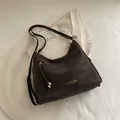 Dunkelbraune matte Tragetasche aus Leder mit vertikalem Reißverschluss und Quaste - Ohne Anhänger / Braun
