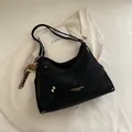 Minimalistische schwarze Leder-Einkaufstasche mit Golddruck und Bären-Anhänger - Mit Anhänger / Schwarz