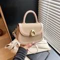 Sac selle en cuir rose et paille tressée avec fermoir en U doré et bandoulière mince - Sans Pendentif / Kaki