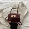 Mini borsa in pelle verniciata bordeaux con chiusura dorata e tracolla - Rosso