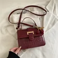 Burgunderfarbene Handtasche mit Kroko-Prägung, Kirschanhänger und Goldschnalle - Rot