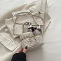 Weiße gesteppte Mini-Umhängetasche mit goldener Kette und Seidentuch-Detail am Griff - Weiß