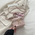 Mini-Umhängetasche in Hellrosa mit Steppung, Goldkette und Schal-Griffverzierung - Rosa