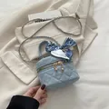 Mini hellblaue Stepptasche mit goldener Kugelkette und Seidenschal am Griff - Blau