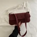 Bolso bandolera vintage rojo oscuro con estampado de leopardo y textura de ante - Leopardo Rojo