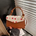Braune Lederumhängetasche mit Bärenprint-Klappe und verknotetem runden Griff - Bär mit Herz / Khaki