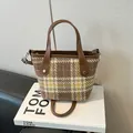 Vintage Karomuster-Einkaufstasche aus braunem Tweed mit Ledergriffen auf Buch - Khaki Karo Ohne Anhänger