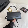Schwarze Umhängetasche aus Leder mit goldenem Knoten-Metallgriff und Gurt - Schwarz