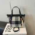 Retro Karomuster Handtasche aus Tweed in Mehrfarbig mit Ledergriffen und Perlenanhänger - Schwarzes Karo Mit Anhänger