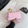 Rosafarbene Schultertasche aus Kunstleder mit goldenem Metallringgriff für den Alltag - Rosa