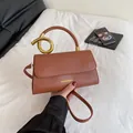 Braune PU-Leder Umhängetasche mit goldenem Metallgriff und verstellbarem Schultergurt - Braun