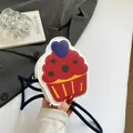 Mini borsa a tracolla a forma di cupcake rossa e bianca con cuore e tracolla blu - Bianco e rosso
