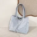 Bolso tote de nailon azul claro con diseño de estrellas plateadas y asas largas - Azul