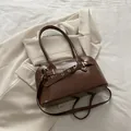 Retro diepbruine glanzende leren schelptas met gouden gesp voor dames mode - Bruin