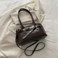 Dunkelbraune Retro-Schultertasche aus glänzendem Kunstleder mit Goldbeschlägen - Braun