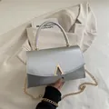 Sac sous le bras argenté métallisé avec boucle en V dorée et bandoulière chaîne - Argent