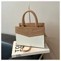 Bolso de mano bicolor caqui y beige con costuras en V y logo metálico dorado - Caqui