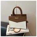 Bolso de mano bicolor marrón y blanco con acolchado en V y correa ajustable - Marrón