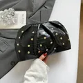 Elegante bolso de mano negro con grabado de cocodrilo, remaches dorados y pliegues nube - Negro