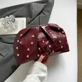 Bolso de mano plisado burdeos efecto cocodrilo con remaches dorados y silueta nube - Rojo