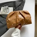 Bolso de mano marrón con patrón de cocodrilo, remaches dorados y diseño fruncido - Café