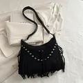 Borsa a tracolla bohémien in nero opaco con frange e dettagli di borchie argento - Nero
