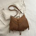Bolso bandolera bohemio marrón vintage con remaches metálicos y flecos largos - Marrón