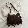 Borsa a tracolla in camoscio marrone scuro con nappe vintage e borchie in metallo - Marrone
