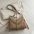 Borsa a tracolla bohémien in camoscio kaki con frange e borchie in stile retrò - Cachi