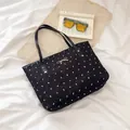 Bolso tote grande negro con bordados de lazos blancos y detalles metálicos dorados - Negro