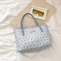 Bolso tote azul claro con motivos de lazos negros y tejido de burbujas moderno - Azul