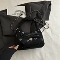 Borsa a mano nera arricciata con ricami floreali, fiocco e ciondolo a cuore d'argento - Senza Ciondolo / Nero