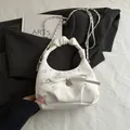 Borsa a mano bianca a fiori con fiocco e tracolla a catena d'argento da donna - Senza Ciondolo / Bianco