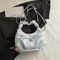 Borsa a spalla arricciata azzurra con stampa floreale, fiocco e ciondolo cuore - Senza Ciondolo / Blu