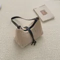 Minimalistische beige gewebte Stroh-Schultertasche mit schwarzem Lederriemen und Knoten - Schwarz