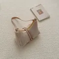 Schicke beige handgewebte Stroh-Schultertasche mit Lederriemen für den Sommer - Khaki