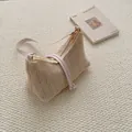 Beige geflochtene Stroh-Schultertasche mit rosa Lederriemen und goldener Zipper - Weiß