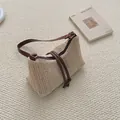 Minimalistische beige gewebte Stroh-Schultertasche mit dunkelbraunen Lederriemen - Braun